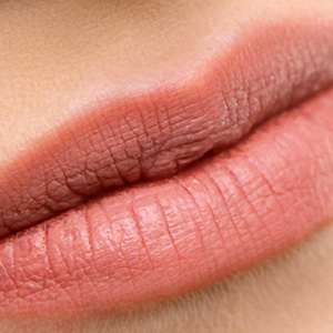 Semi-permanent make-up av läppar